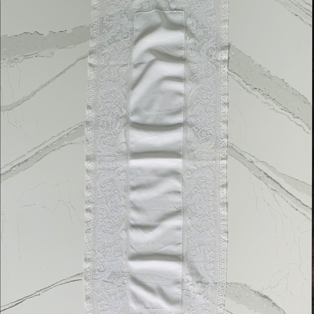 Vintage Figural Lace Angels/Seahorse Table Runner